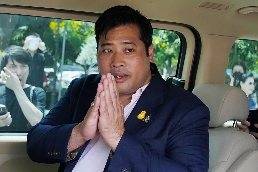 泰国二王子“夺储失败“遭驱逐出境！泰王连夜下令驱逐，派人包围寺庙将其强送机场！（组图） - 4