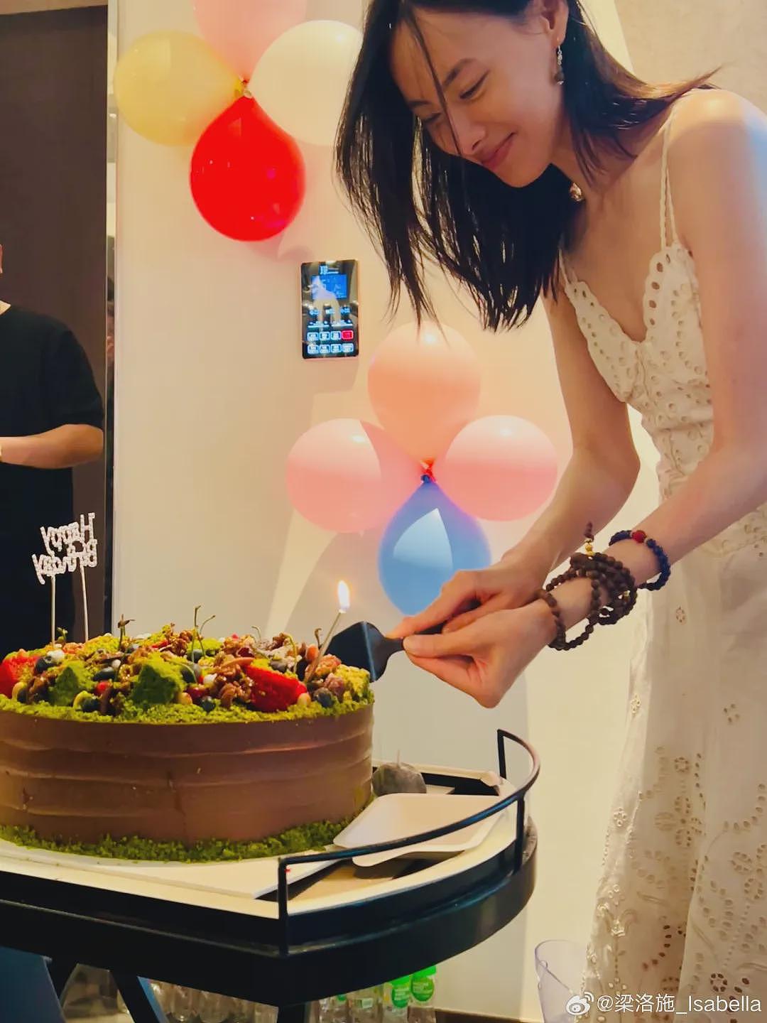 梁洛施生日晒99朵玫瑰! 牵手新男友秀恩爱, 不嫁豪门却活成人生赢家(组图) - 2