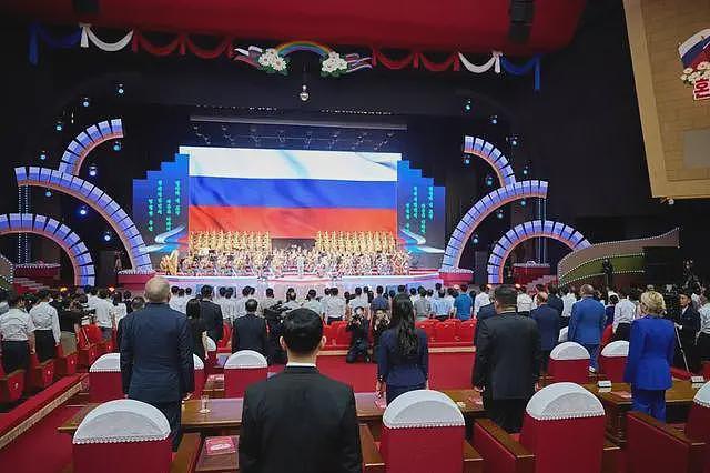 朝鲜领导人强忍悲痛，为朝鲜士兵棺木盖上国旗（组图） - 4