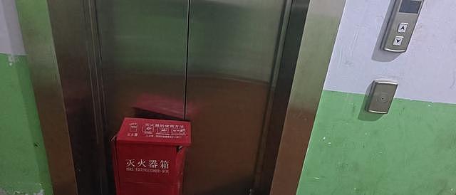 22层楼电梯坏数月，三五户不交500维修费致其他人爬楼（组图） - 1