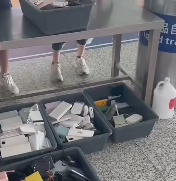别人丢的充电宝能拿吗?多地机场回应(图) - 1