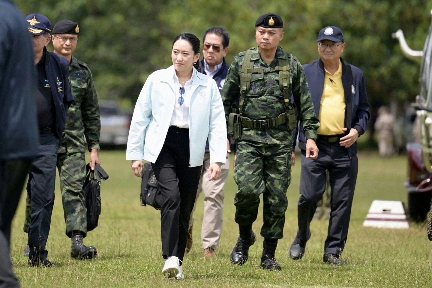 泰国总理佩通坦被停职：当政坛小白兔遭遇政治老流氓（组图） - 4