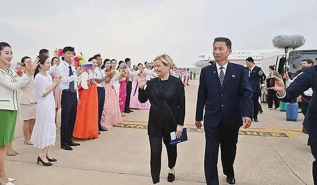 朝鲜领导人强忍悲痛，为朝鲜士兵棺木盖上国旗（组图） - 5