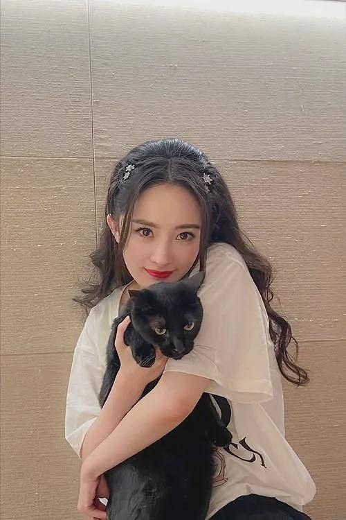 杨幂最新热搜大翻车！跟女儿小糯米雌竞，鼓吹幼态审美遭网友抵制（组图） - 9