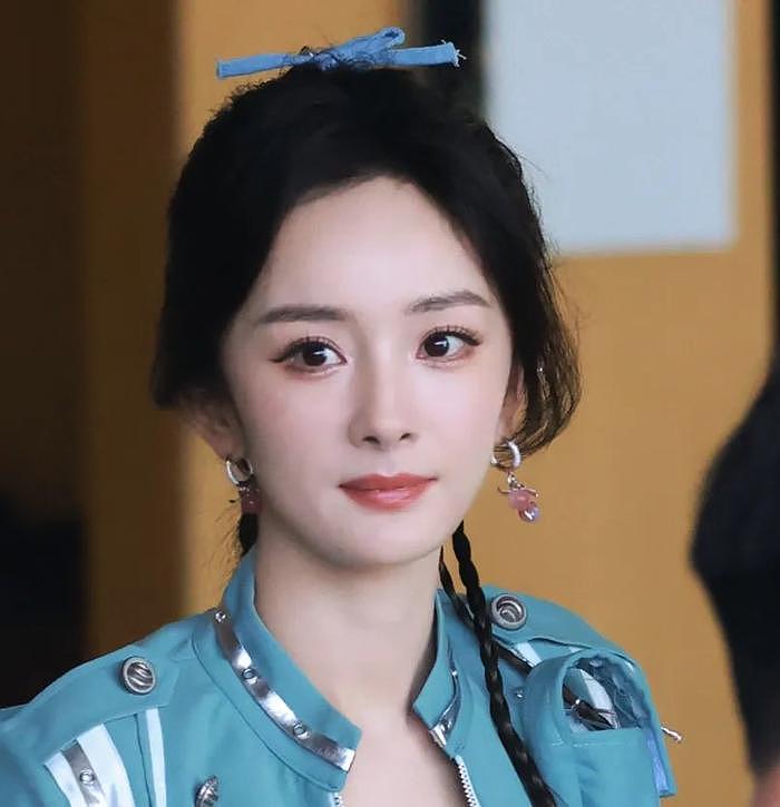 38岁杨幂颜值回春，梳高马尾穿白裤子身材似少女，脸颊都饱满了（组图） - 1
