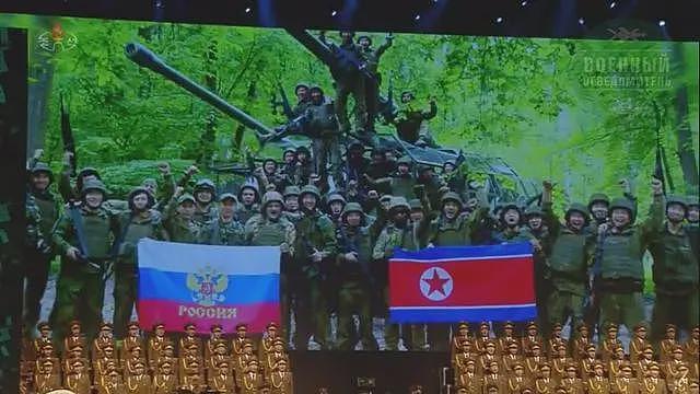 朝鲜领导人强忍悲痛，为朝鲜士兵棺木盖上国旗（组图） - 1