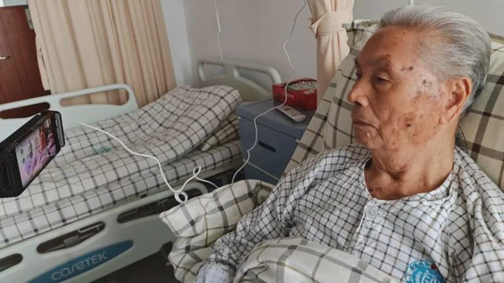 95岁“黑老大“惹关注,离休干部认定勒索,病床受审(组图) - 1