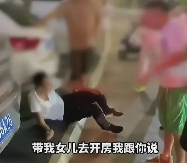 后续来了!男子每天转20元骗12岁女孩开房,遭女孩父亲当街暴打(组图) - 4