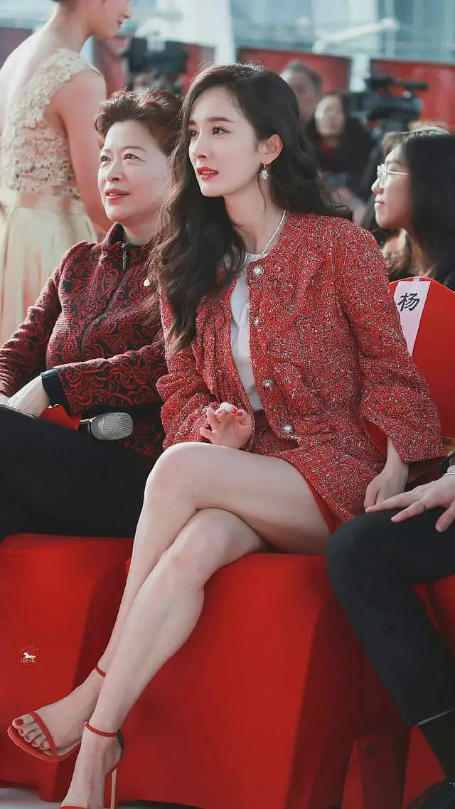 杨幂最新热搜大翻车！跟女儿小糯米雌竞，鼓吹幼态审美遭网友抵制（组图） - 10