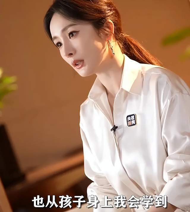 杨幂最新热搜大翻车！跟女儿小糯米雌竞，鼓吹幼态审美遭网友抵制（组图） - 11