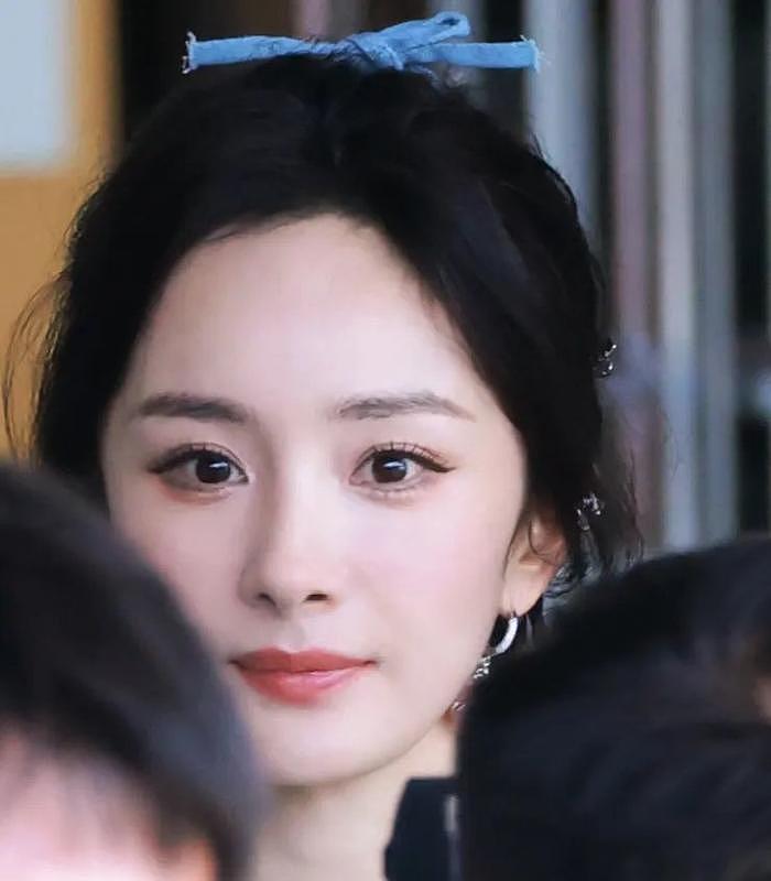 38岁杨幂颜值回春，梳高马尾穿白裤子身材似少女，脸颊都饱满了（组图） - 3