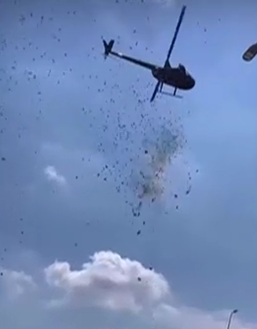 天降横财! 直升机半空撒钱,地上遍地钞票 人们疯狂了...(视频/组图) - 2
