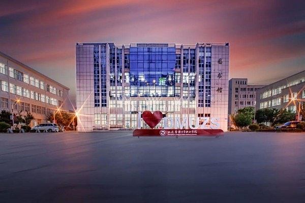 女子大学毕业后拍片记录摆摊被老师要求删除！因“影响母校声誉”（组图） - 4