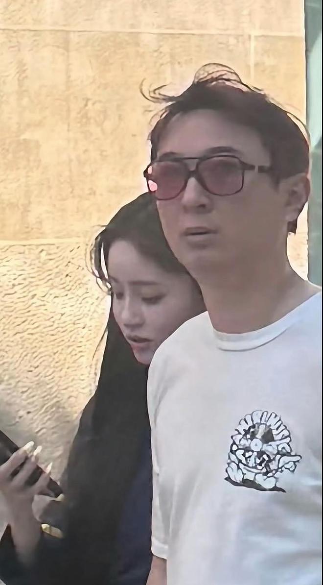 王思聪懒懒街头搂抱秀恩爱，比万元鞋子更吸睛的，是王思聪的下巴（组图） - 3