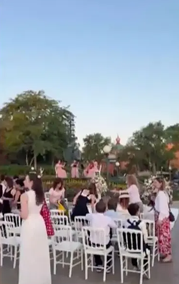 成年男子租下迪士尼乐园，与9岁小姑娘办婚礼！还雇300名群演当宾客，调查结果令人反胃（组图） - 7
