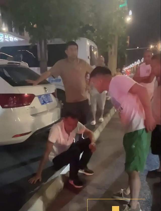 “每天给你20块” 四川男子诱骗12岁女孩开房,遭家长及路人街头围殴(视频/组图) - 7