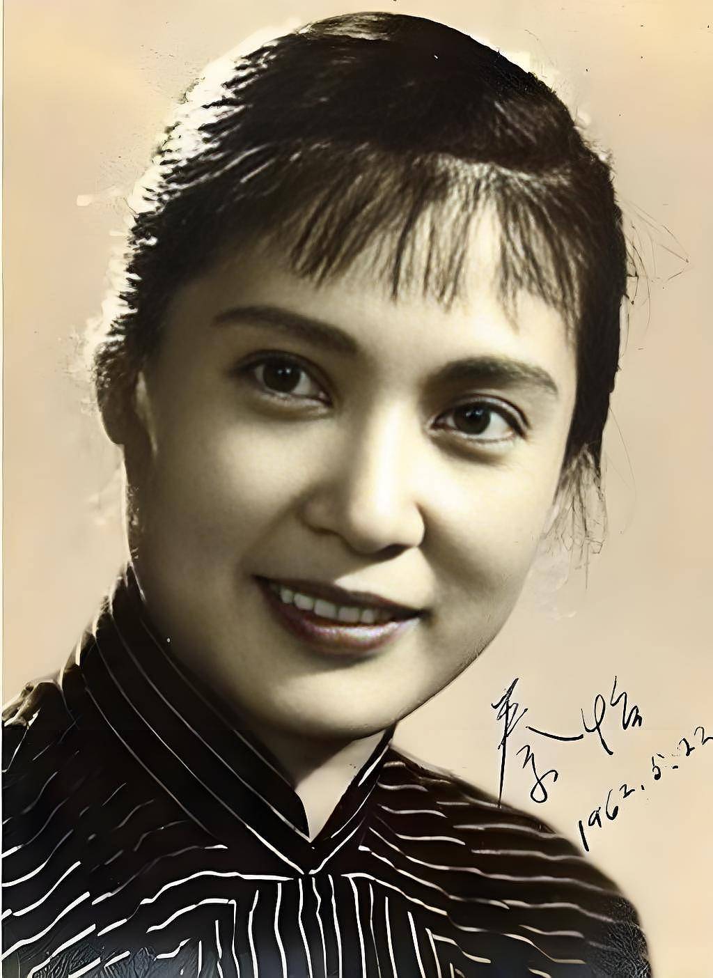 秦怡:新婚第3天就遭丈夫陈天国家暴,在防空洞里生女儿差点死去(组图) - 19