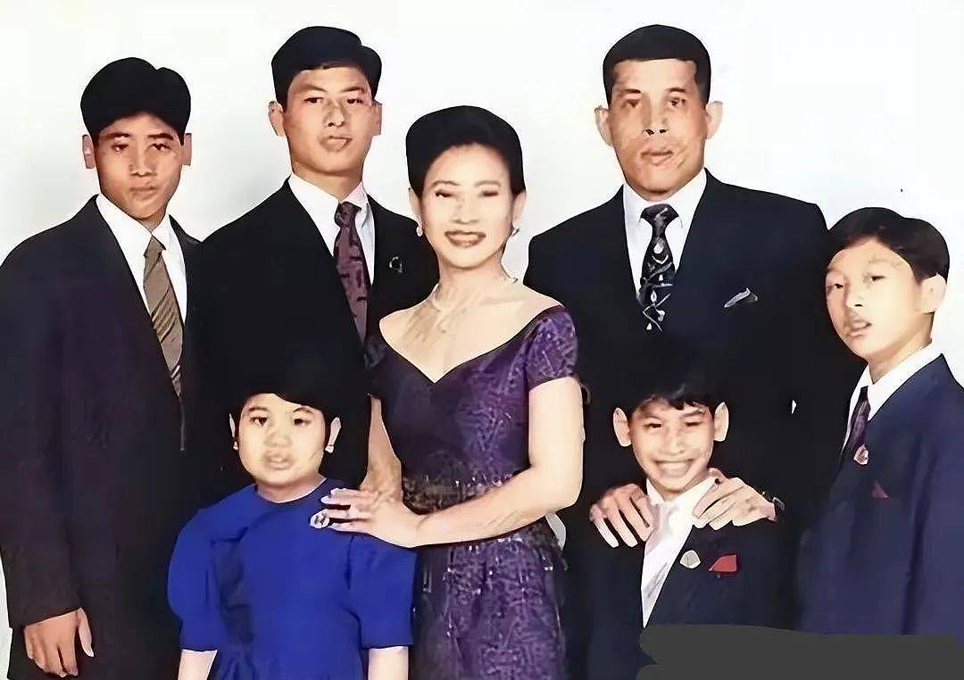 泰国王室提帮功小王子躺赢的王储路：废妃之子逆袭，野心兄弟遭逐（组图） - 11