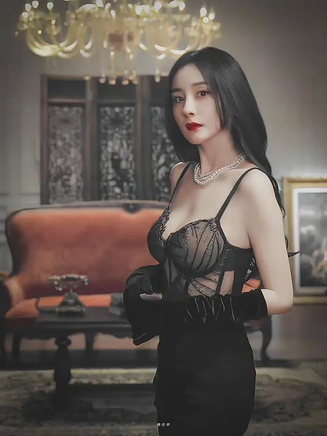 杨幂最新热搜大翻车！跟女儿小糯米雌竞，鼓吹幼态审美遭网友抵制（组图） - 13