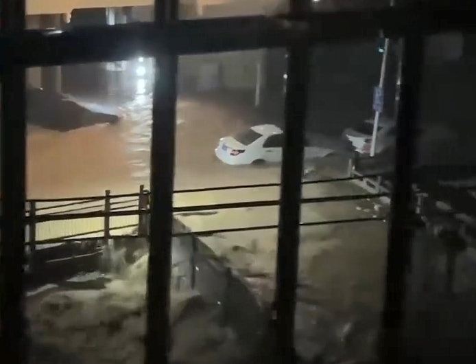 湖北咸丰遭遇极端暴雨，一夜之间水深2.5米，多辆车被洪水冲走（视频/组图） - 5
