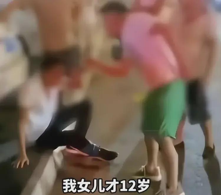 后续来了!男子每天转20元骗12岁女孩开房,遭女孩父亲当街暴打(组图) - 3