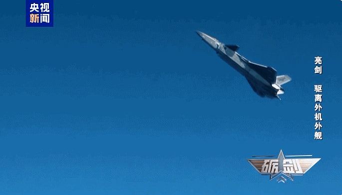 央视曝多架歼-20实战化迎敌,解放军英文喊话立即离开逼退外机(视频/组图) - 2