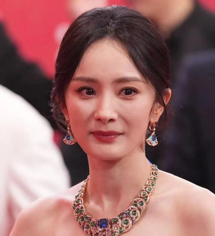 38岁杨幂颜值回春，梳高马尾穿白裤子身材似少女，脸颊都饱满了（组图） - 15