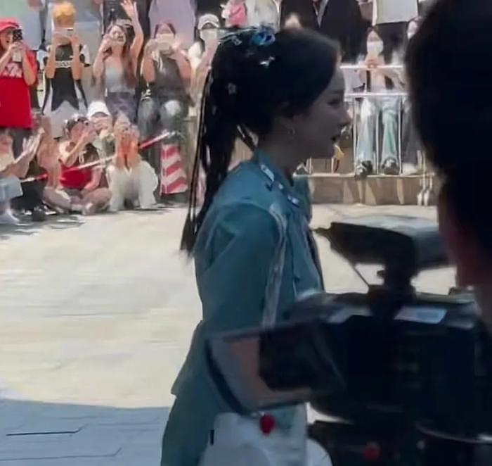 38岁杨幂颜值回春，梳高马尾穿白裤子身材似少女，脸颊都饱满了（组图） - 7