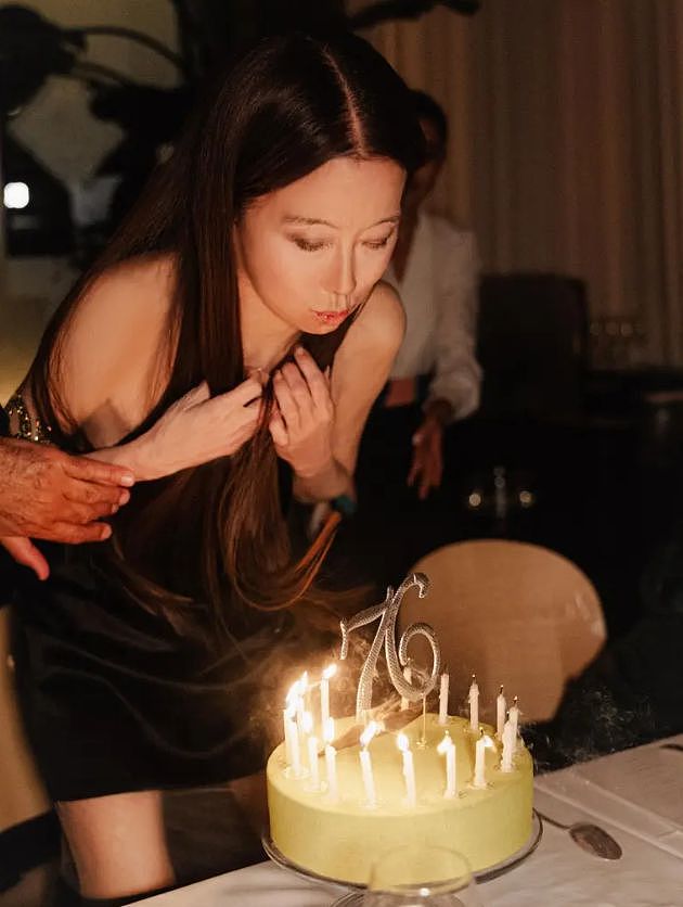 “婚纱女王”王薇薇迎76岁生日，却因“瘦得不成样”引网友热议（组图） - 2