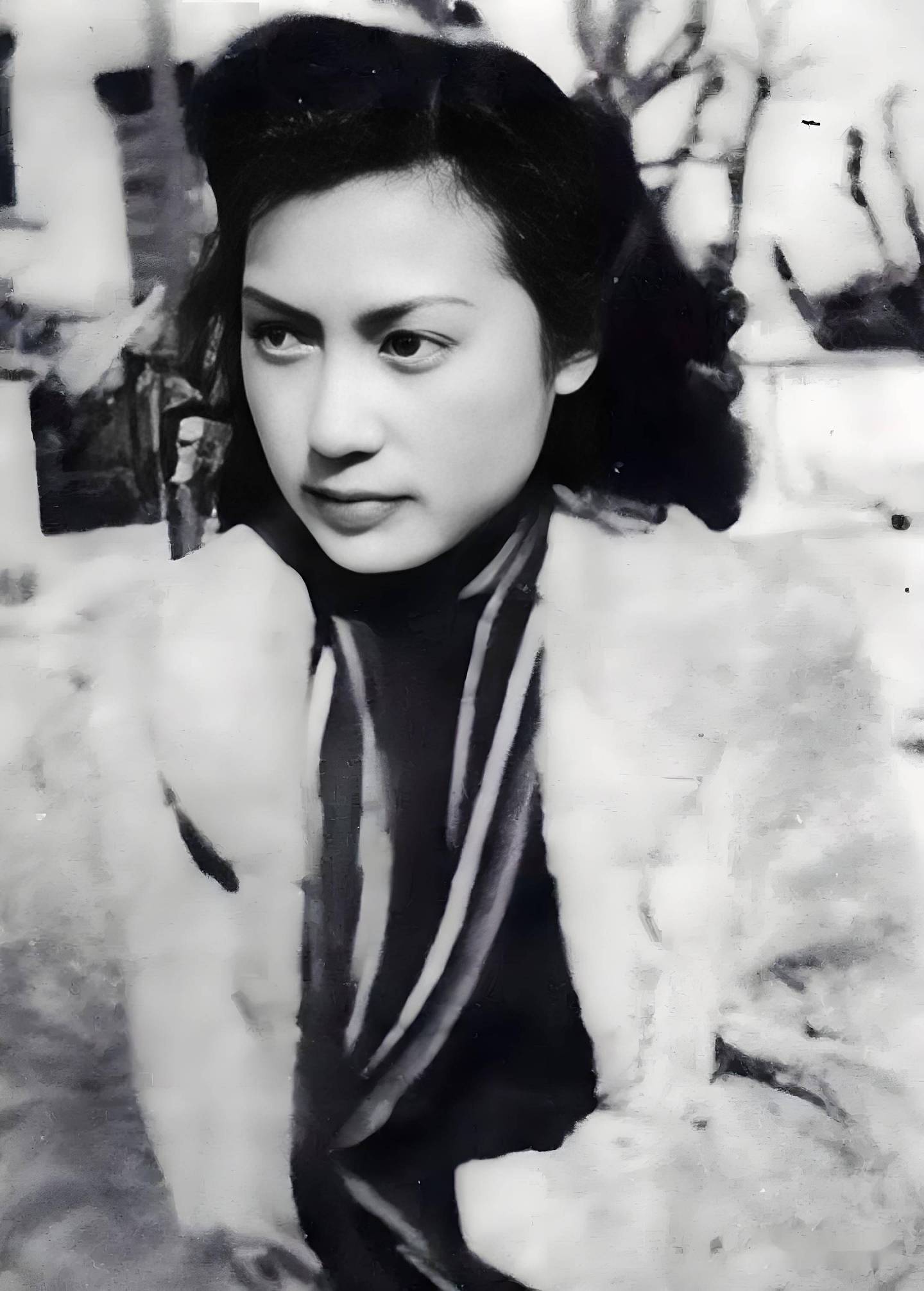 秦怡:新婚第3天就遭丈夫陈天国家暴,在防空洞里生女儿差点死去(组图) - 15