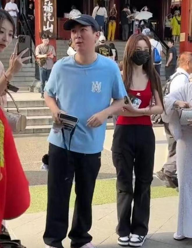 王思聪懒懒街头搂抱秀恩爱，比万元鞋子更吸睛的，是王思聪的下巴（组图） - 8
