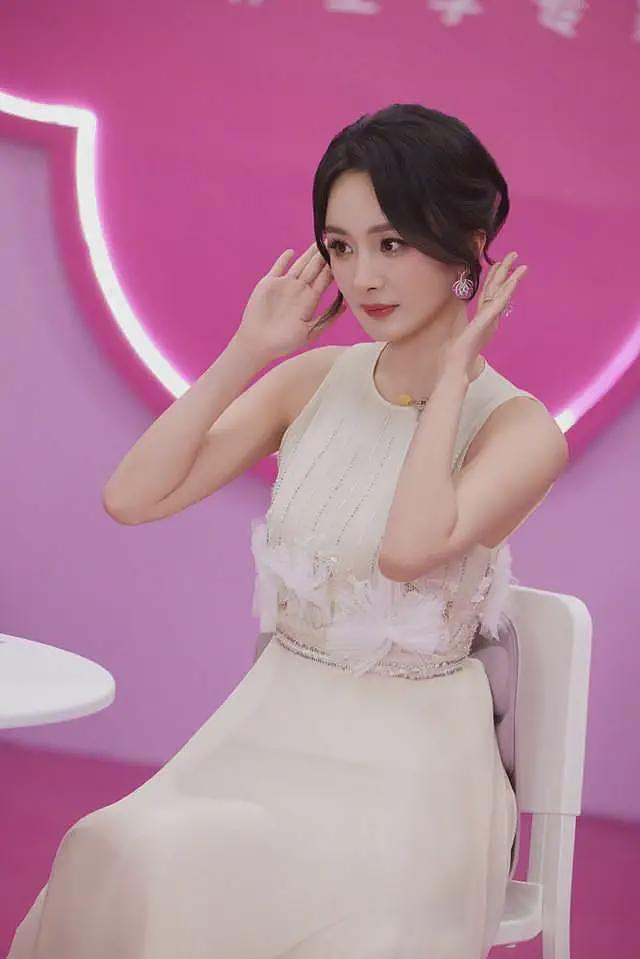 杨幂最新热搜大翻车！跟女儿小糯米雌竞，鼓吹幼态审美遭网友抵制（组图） - 5