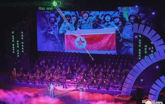朝鲜领导人强忍悲痛，为朝鲜士兵棺木盖上国旗（组图） - 2