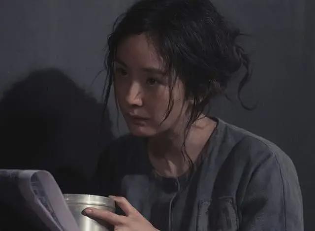 杨幂最新热搜大翻车！跟女儿小糯米雌竞，鼓吹幼态审美遭网友抵制（组图） - 24