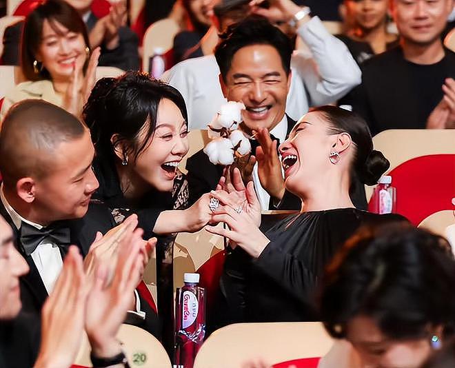 同演张桂梅，把宋佳和海清放一起，差距就出来了，没对比就没伤害（组图） - 3