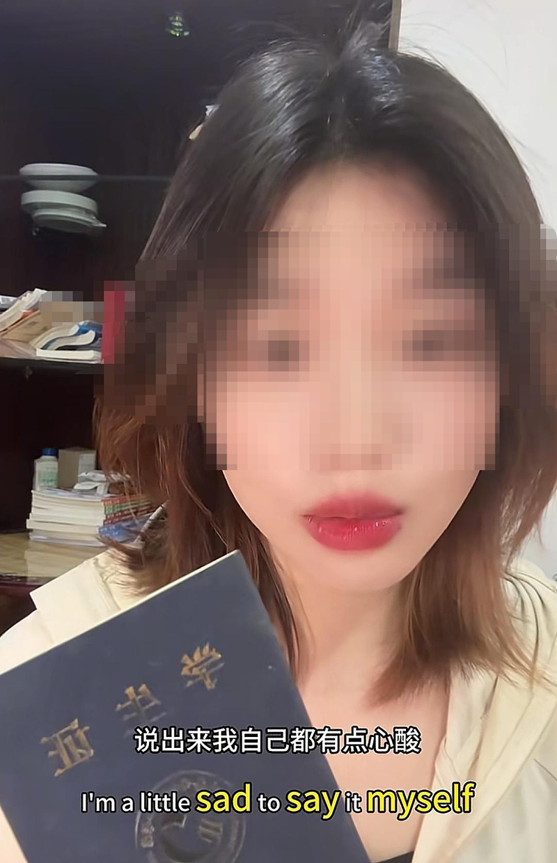 医学生毕业3年后摆摊发视频吐槽被学校打压（组图） - 1