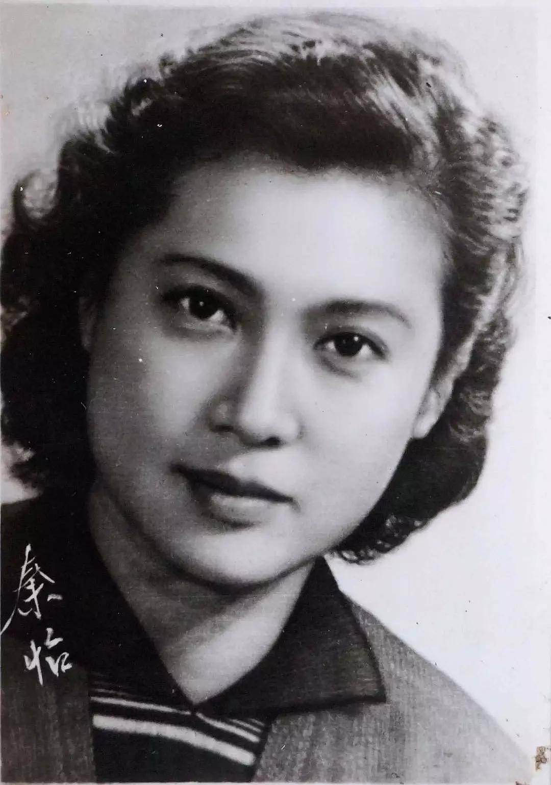 秦怡:新婚第3天就遭丈夫陈天国家暴,在防空洞里生女儿差点死去(组图) - 17