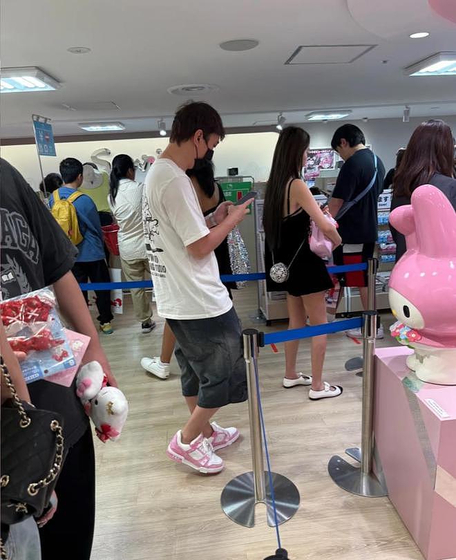 王思聪懒懒街头搂抱秀恩爱，比万元鞋子更吸睛的，是王思聪的下巴（组图） - 7