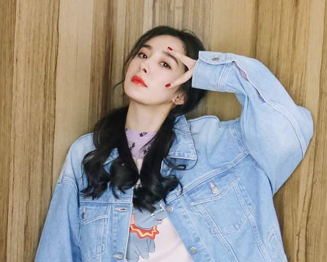 杨幂最新热搜大翻车！跟女儿小糯米雌竞，鼓吹幼态审美遭网友抵制（组图） - 6