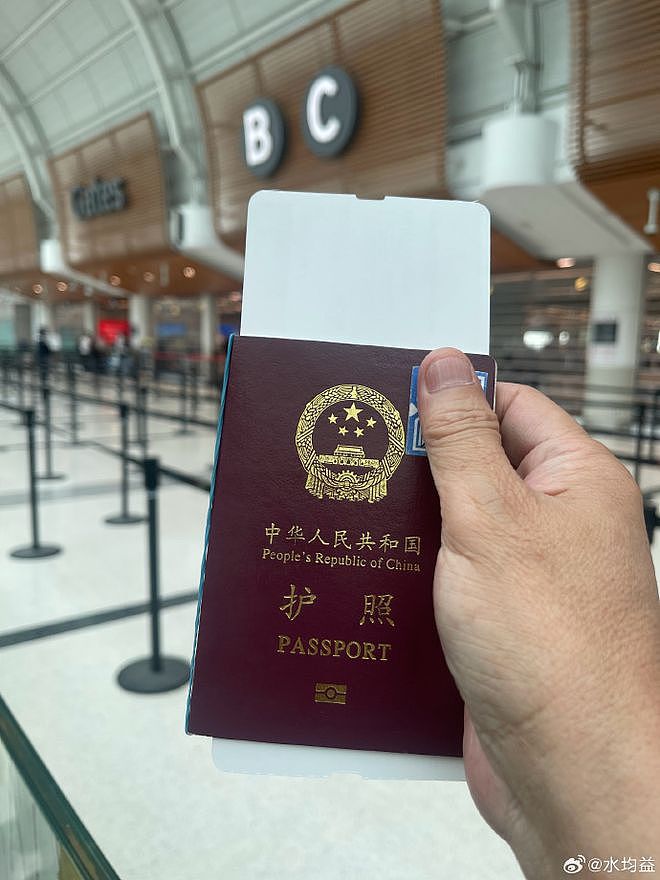 知名主持人水均益已移民海外？本人晒新身份证（组图） - 2