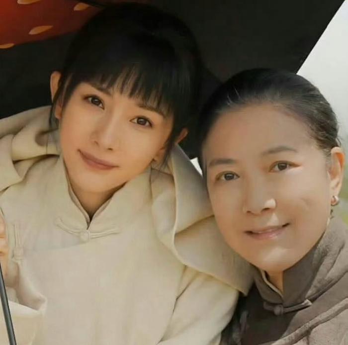 38岁杨幂颜值回春，梳高马尾穿白裤子身材似少女，脸颊都饱满了（组图） - 22