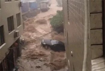 紧急!悉尼遭遇“炸弹气旋”轰炸!官方预警:或面临200毫米暴雨,125km/h强风来袭,还有雷暴也来了...(组图) - 13