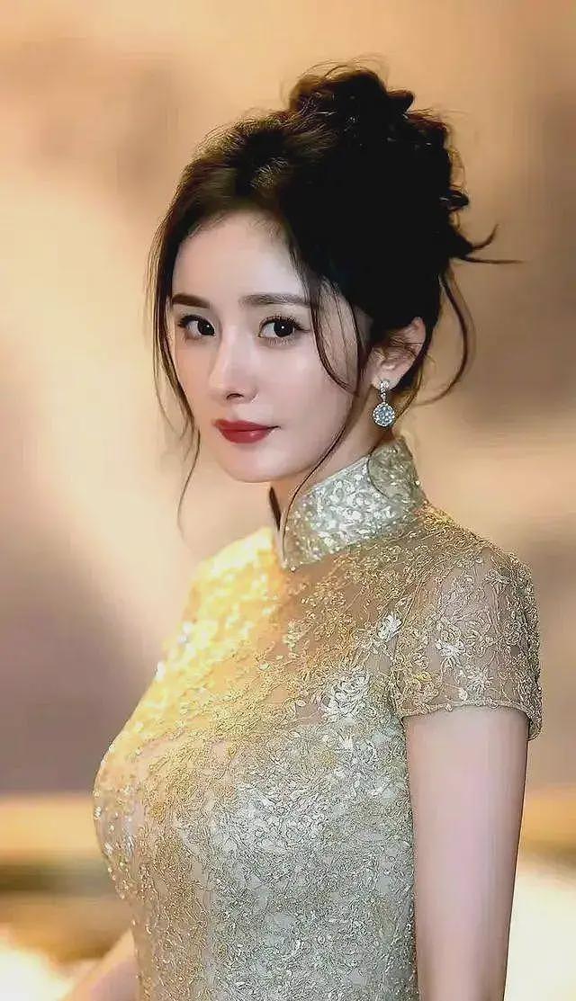 杨幂最新热搜大翻车！跟女儿小糯米雌竞，鼓吹幼态审美遭网友抵制（组图） - 30