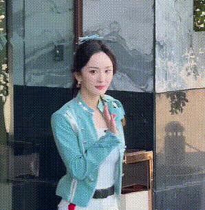 38岁杨幂颜值回春，梳高马尾穿白裤子身材似少女，脸颊都饱满了（组图） - 4