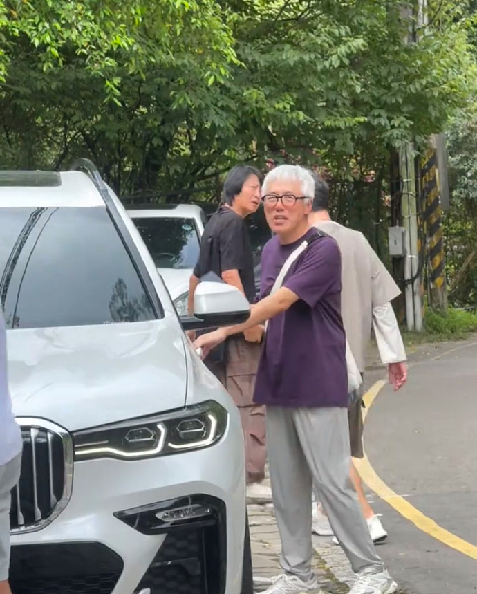 58岁歌手张宇生病后首次露面,满头银发身形消瘦,此前妻子曾交代后事(组图) - 1