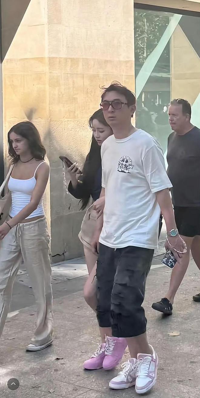 王思聪懒懒街头搂抱秀恩爱，比万元鞋子更吸睛的，是王思聪的下巴（组图） - 2