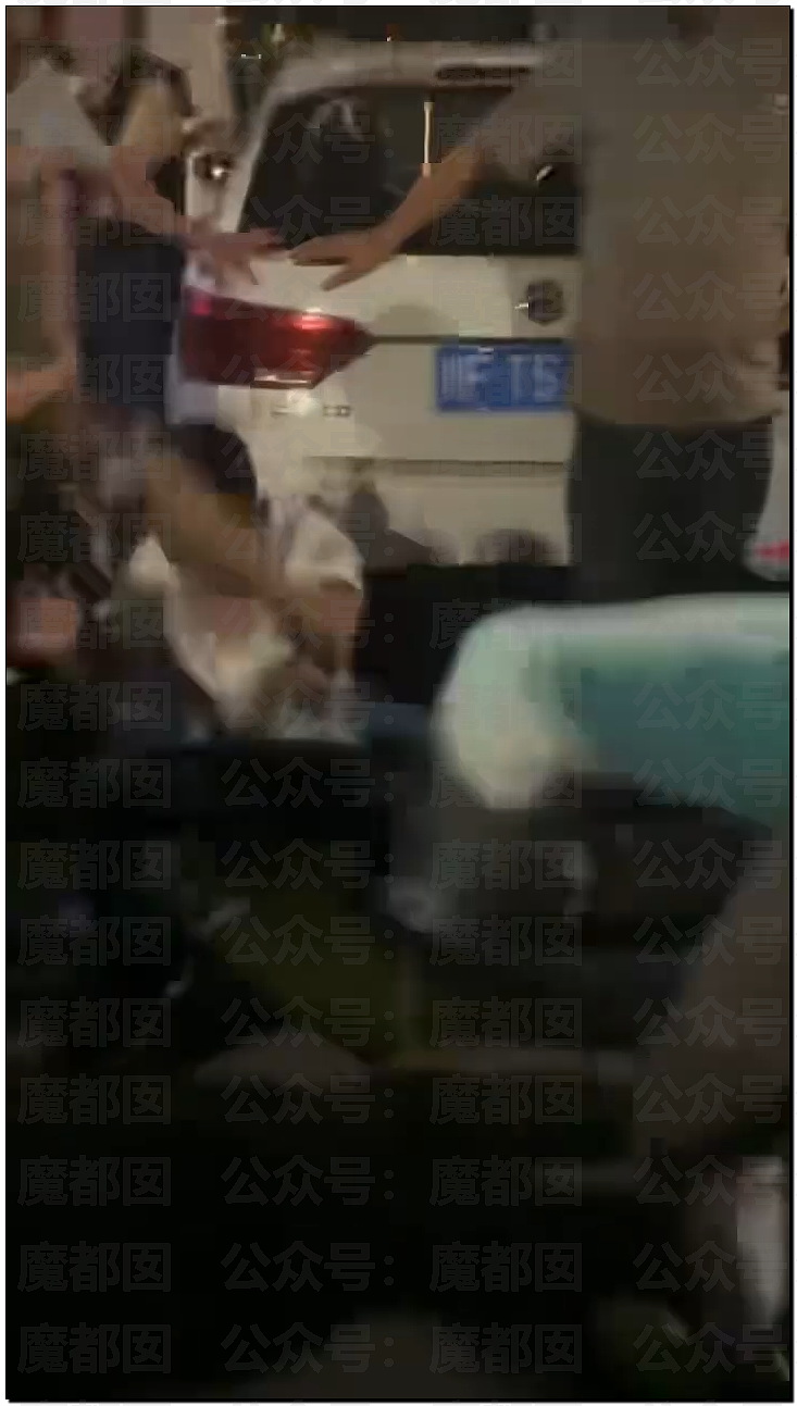 “每天给你20块” 四川男子诱骗12岁女孩开房,遭家长及路人街头围殴(视频/组图) - 9