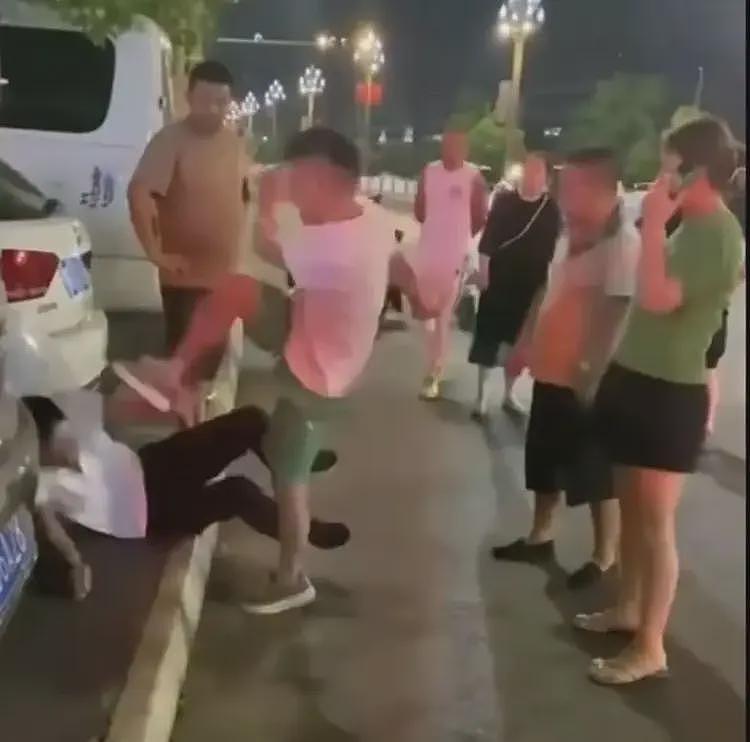 后续来了!男子每天转20元骗12岁女孩开房,遭女孩父亲当街暴打(组图) - 2