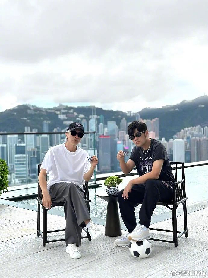 时隔2年！周星驰与周杰伦罕见同框，网友催合作（组图） - 2