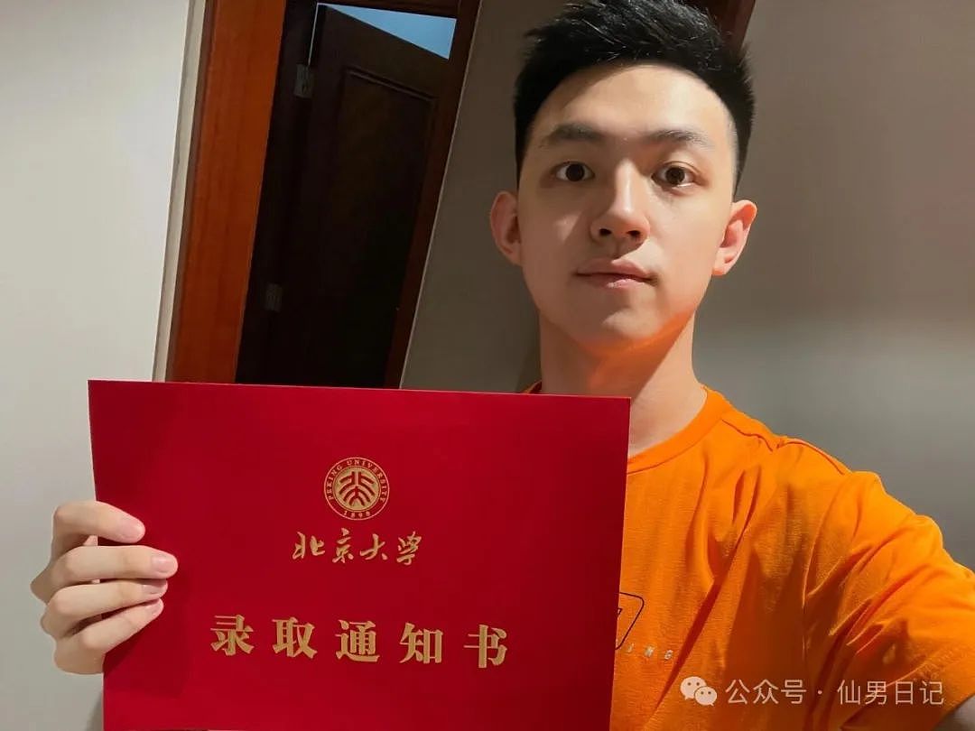 【帅哥】北京大学寸头帅哥火了!网友直呼:制服杀好闷骚…(组图) - 3
